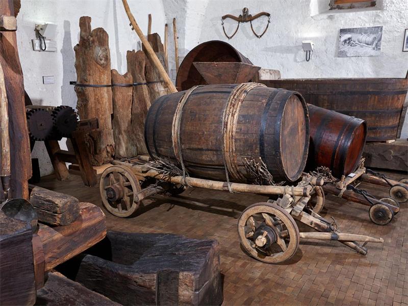 Foto für Besuch des Südtiroler Weinmuseums mit einem Glas Kalterersee 2024